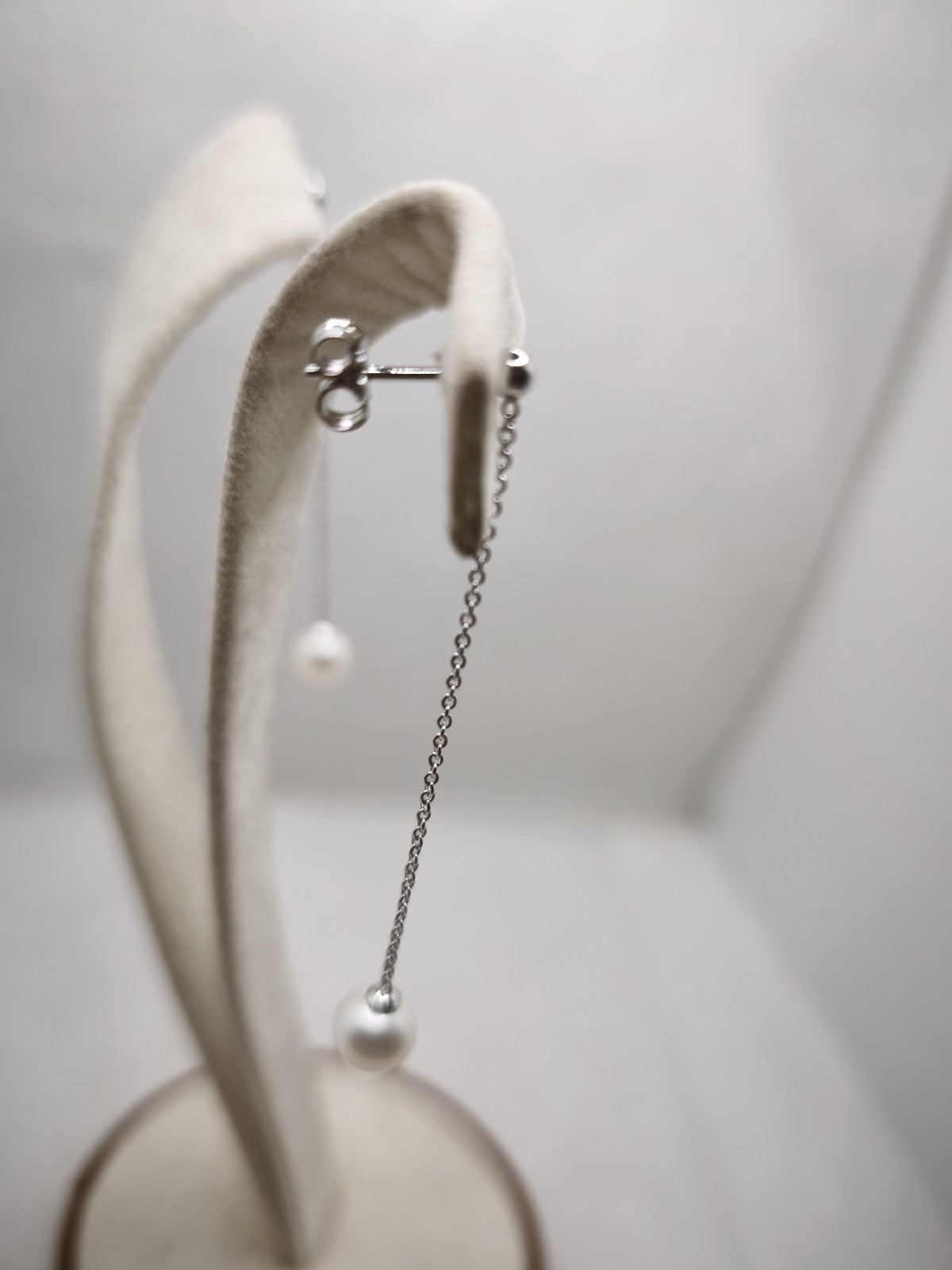 Orecchino Pendente 5,5 Cm in oro 18 kt  perla naturale d'acqua dolce 7-7/5 mm.