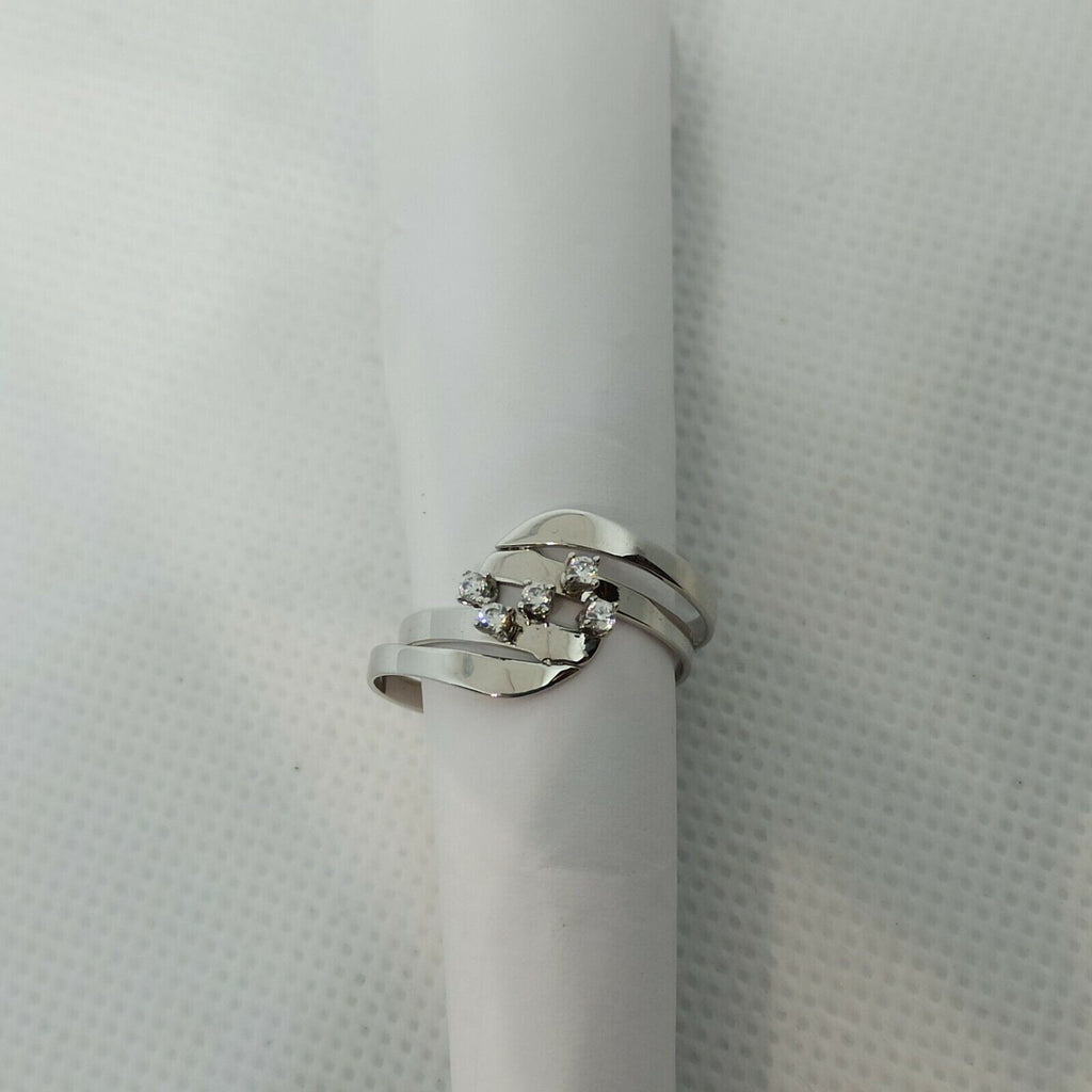 Anello ondulato moderno in oro bianco 18 kt con zirconi.