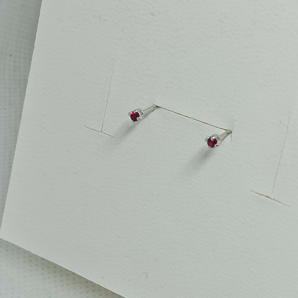 Orecchini punto luce in oro bianco  18 kt  con rubino ct 0,20.