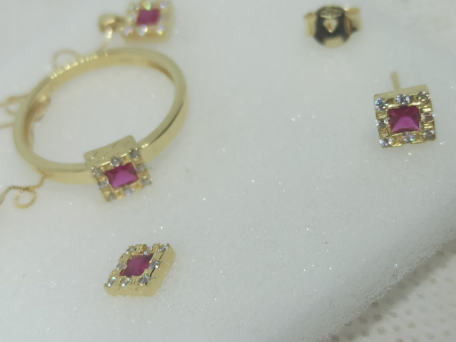 Completo Set Parure oro giallo 18 kt  collana orecchini anello pietra rossa  