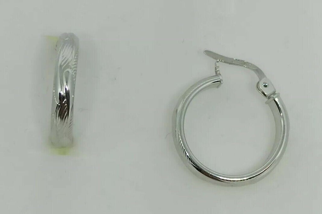 Orecchini a cerchi oro bianco 18 kt  con lavorazione a rilievo e incisioni.