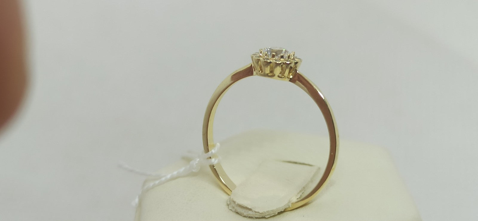 Anello solitario  in oro giallo 9  kt con zirconi.