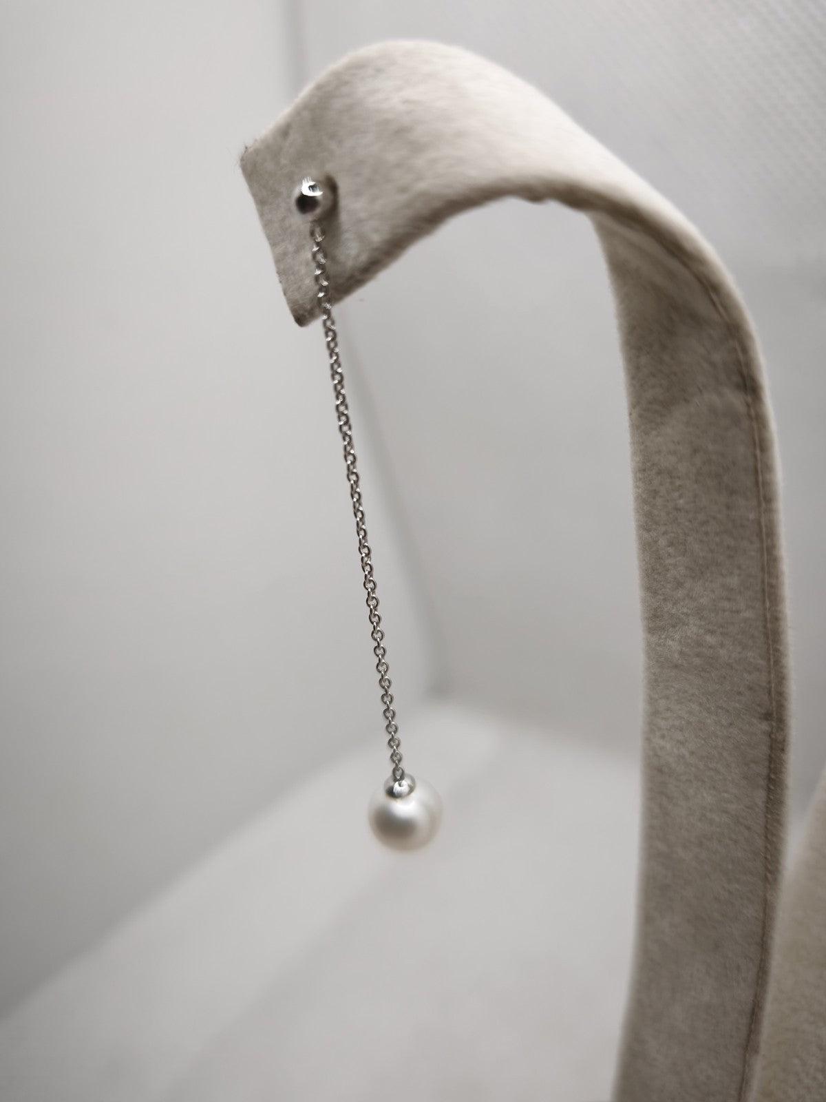 Orecchino Pendente 5,5 Cm in oro 18 kt  perla naturale d'acqua dolce 7-7/5 mm.