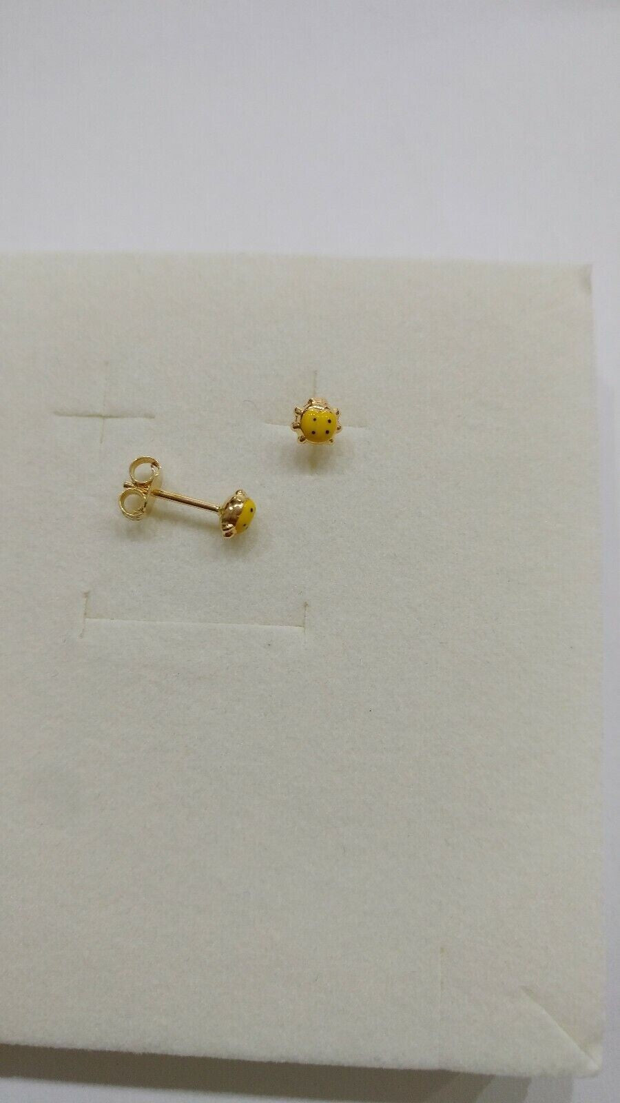 Orecchini in oro giallo 18 kt con coccinella gialla con   smalti a fuoco