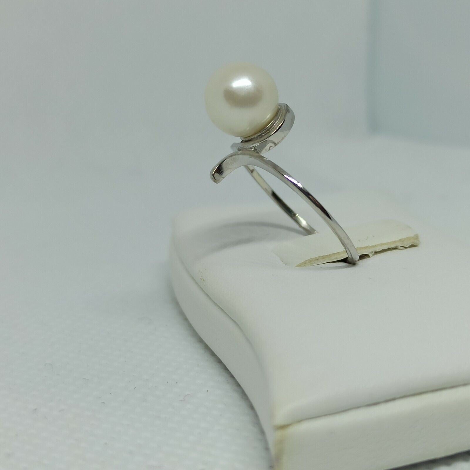 Anello in oro 18 kt  perla naturale d'acqua dolce 8-8/5 mm.