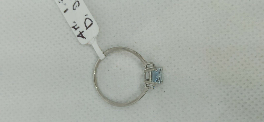 Anello in oro bianco 18 kt con acquamarina rettangolare con due diamanti.