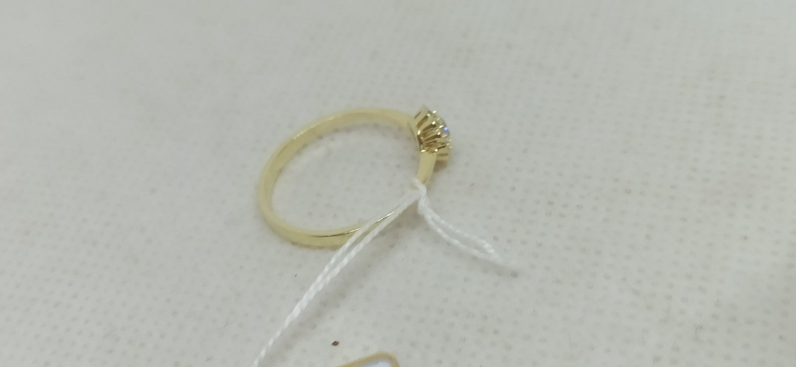 Anello solitario  in oro giallo 9  kt con zirconi.