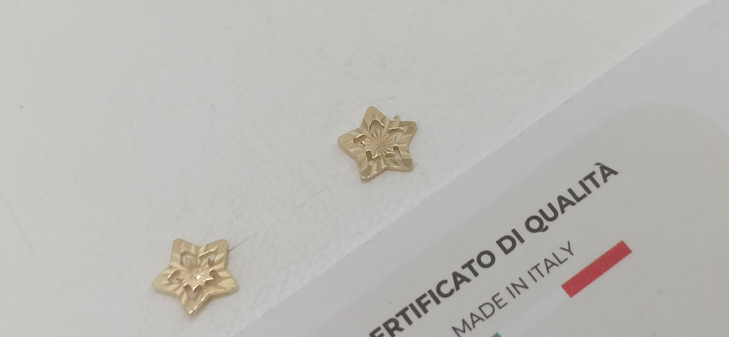 Orecchini in oro giallo 9 kt lucido ed inciso modello stella