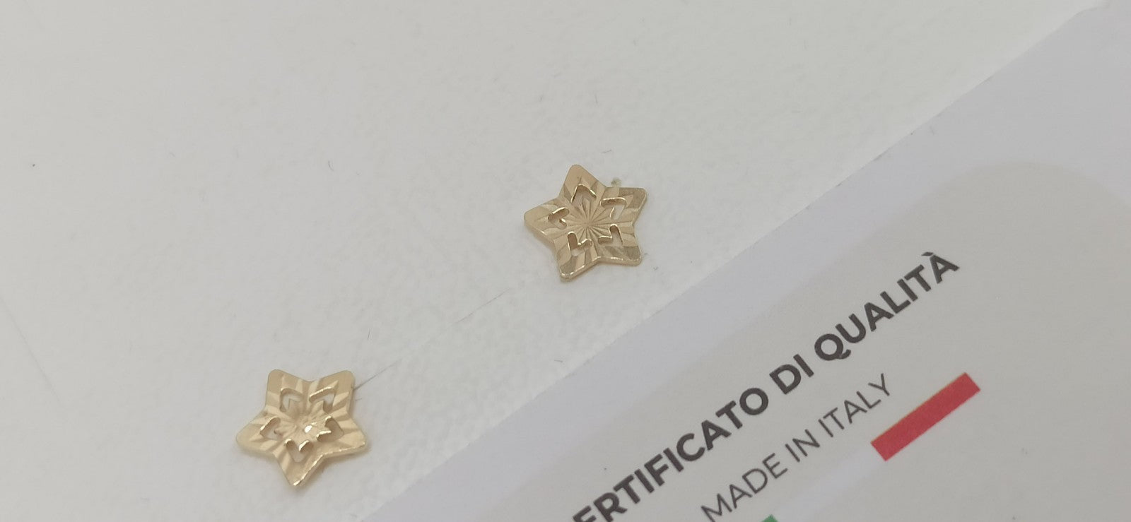 Orecchini in oro giallo 9 kt lucido ed inciso modello stella