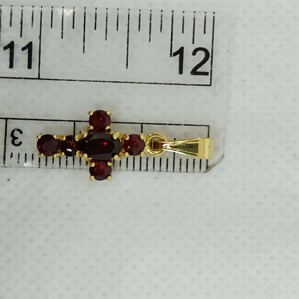 Croce in oro giallo  18 kt pendente con granato.