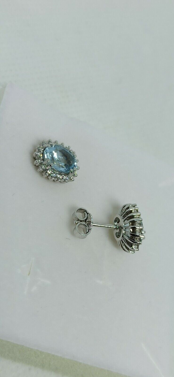 Orecchini in oro bianco 18 kt con acquamarina ovale contornata da diamanti .