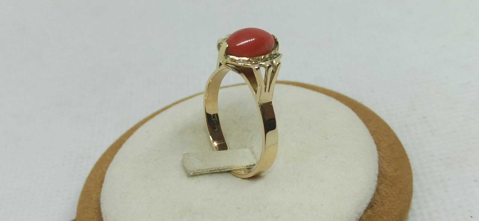 Anello da donna oro giallo 18 kt con corallo rosso del mediterraneo e diamanti .
