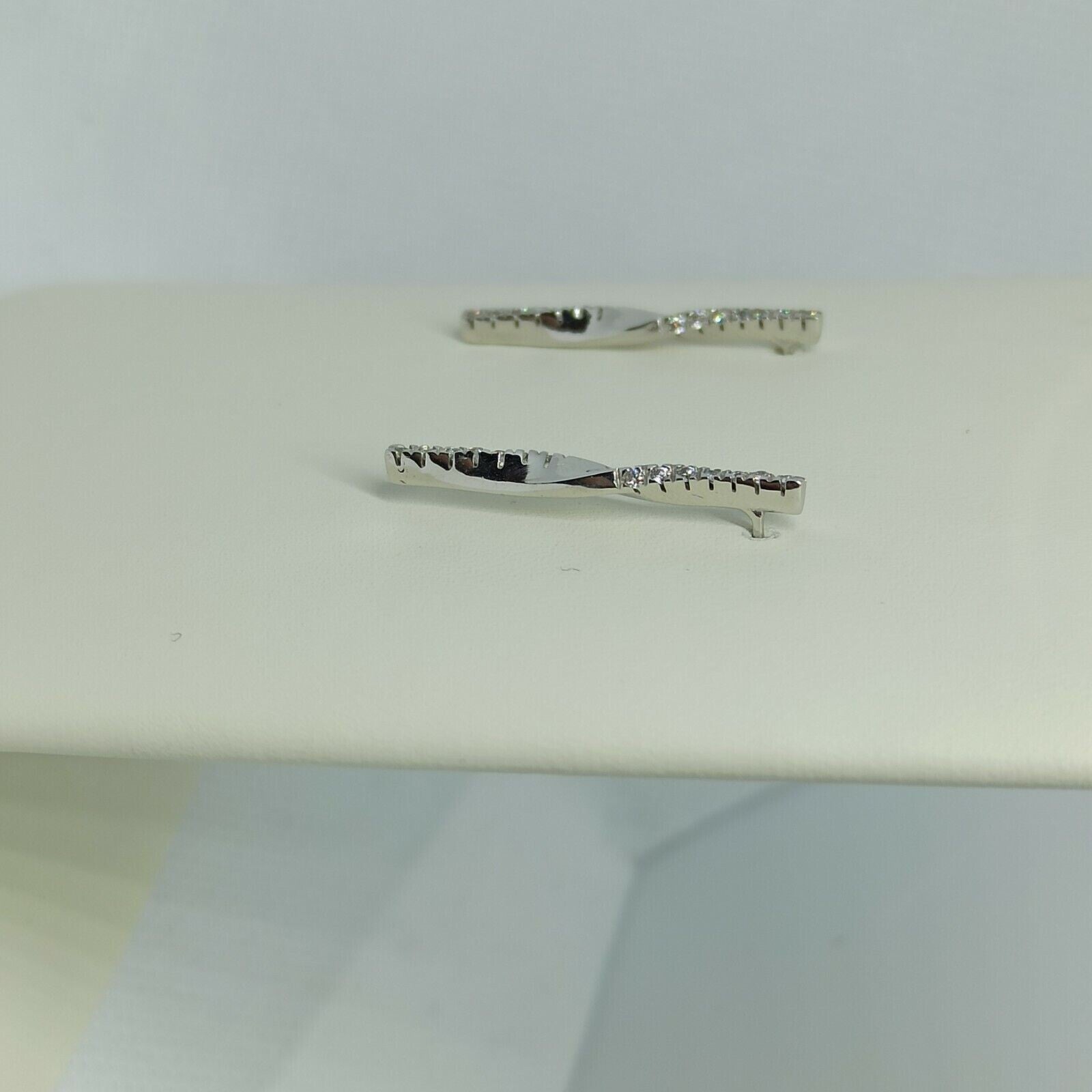 Orecchini a pendenti torchon in oro bianco lucido con zirconi