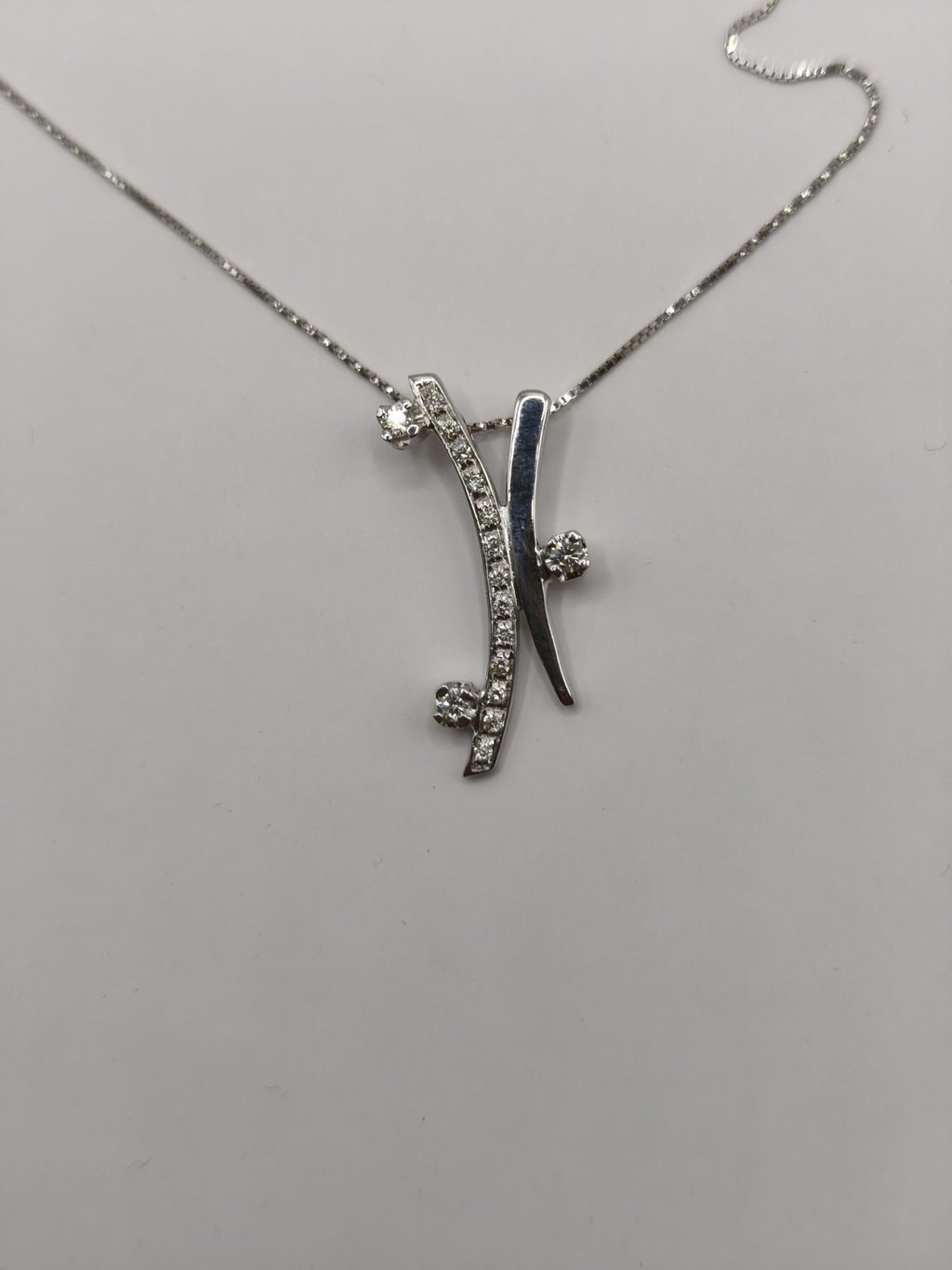 Collana Trilogy  oro bianco 18 Kt Impreziosita con altri 13 Diamanti più piccoli