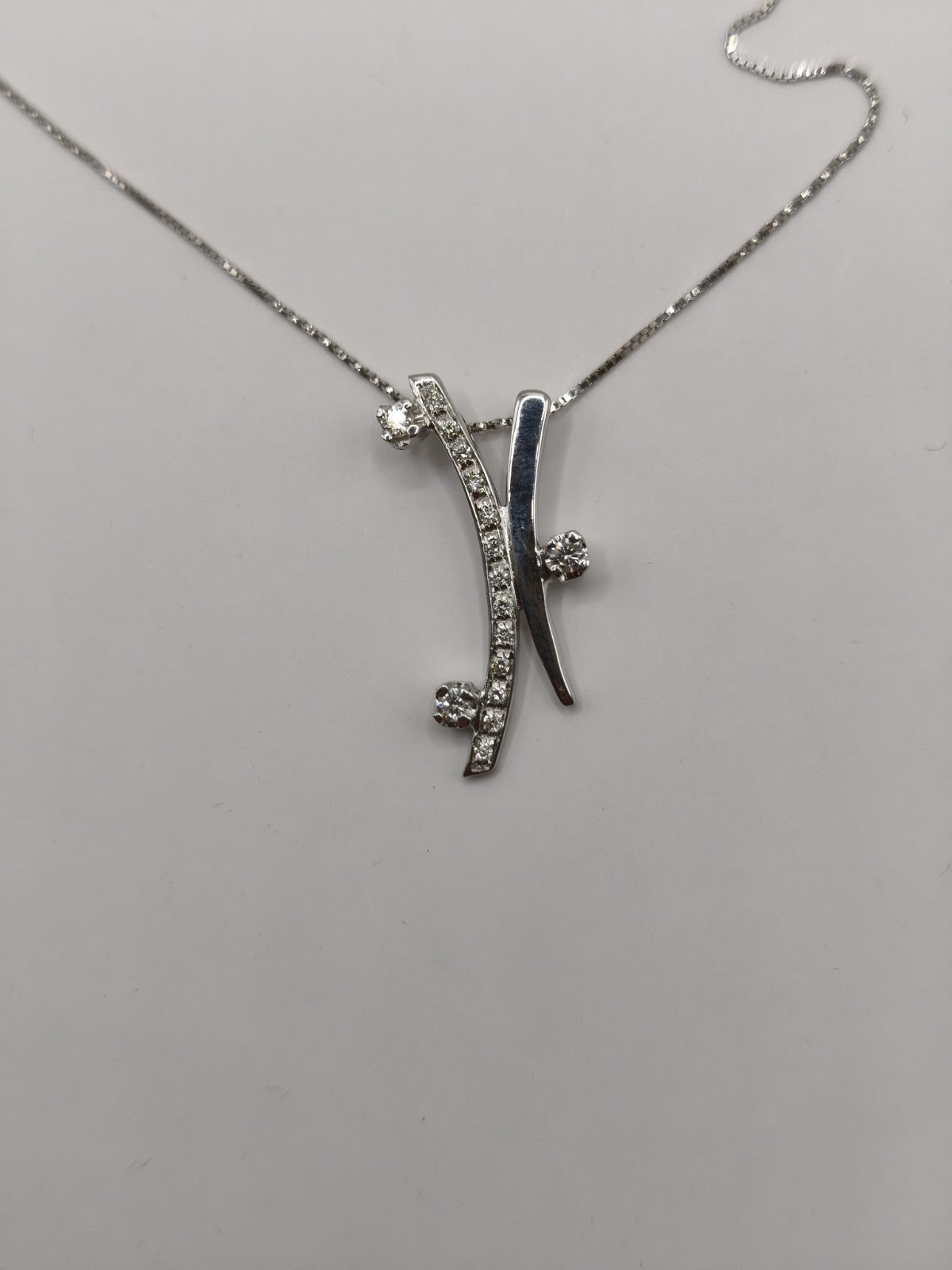 Collana Trilogy  oro bianco 18 Kt Impreziosita con altri 13 Diamanti più piccoli