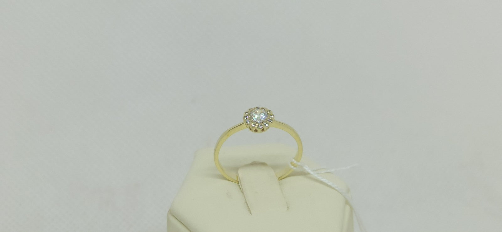 Anello solitario  in oro giallo 9  kt con zirconi.