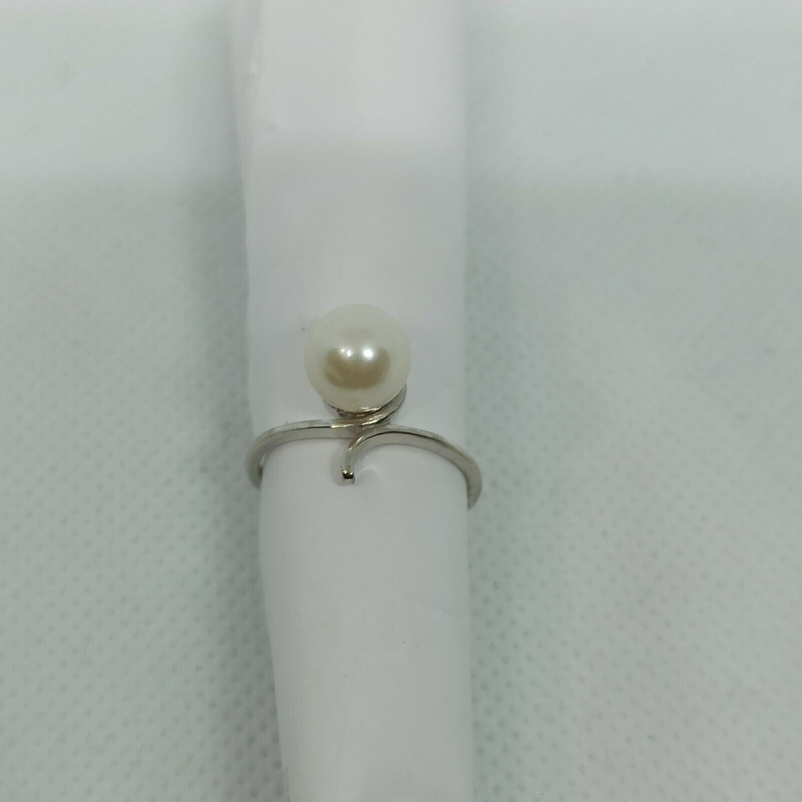 Anello in oro 18 kt  perla naturale d'acqua dolce 8-8/5 mm.