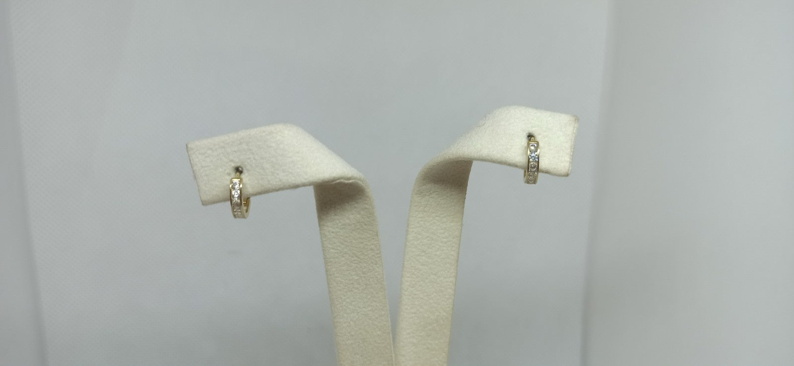 Orecchini cerchi in  oro giallo 18 kt lucido e zirconi bianchi .