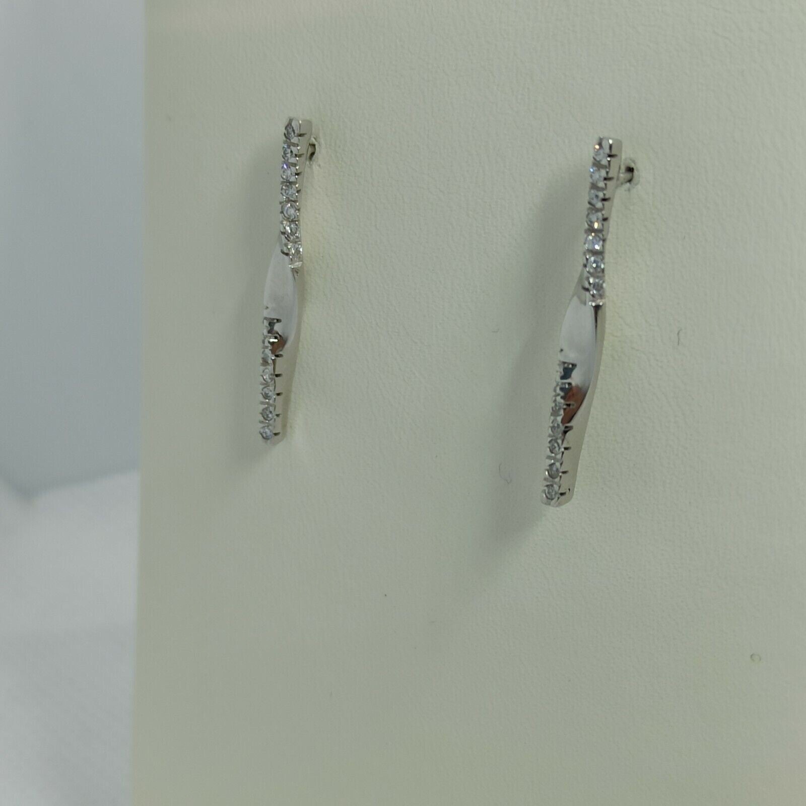 Orecchini a pendenti torchon in oro bianco lucido con zirconi