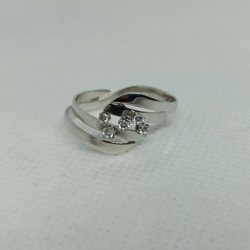 Anello ondulato moderno in oro bianco 18 kt con zirconi.