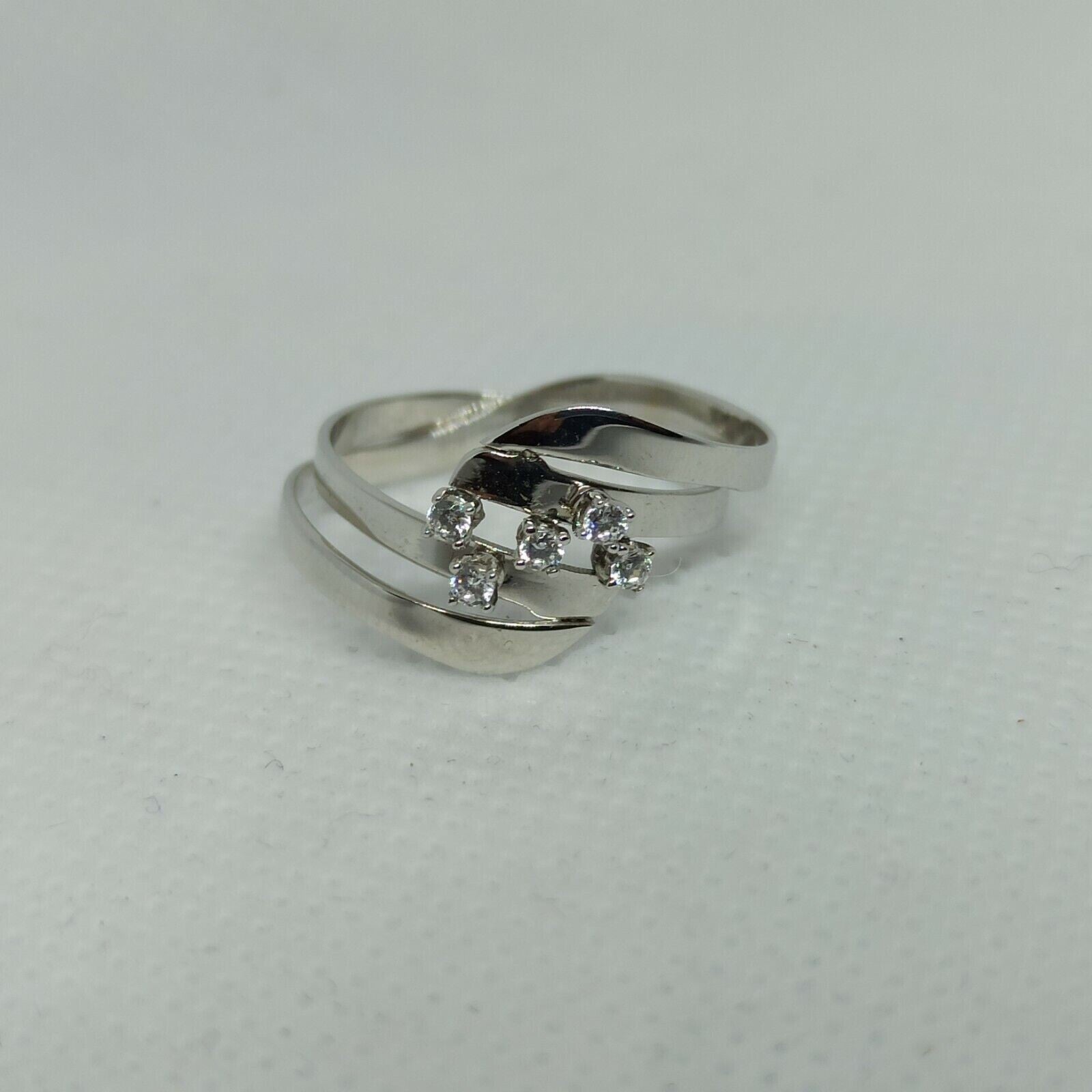 Anello ondulato moderno in oro bianco 18 kt con zirconi.