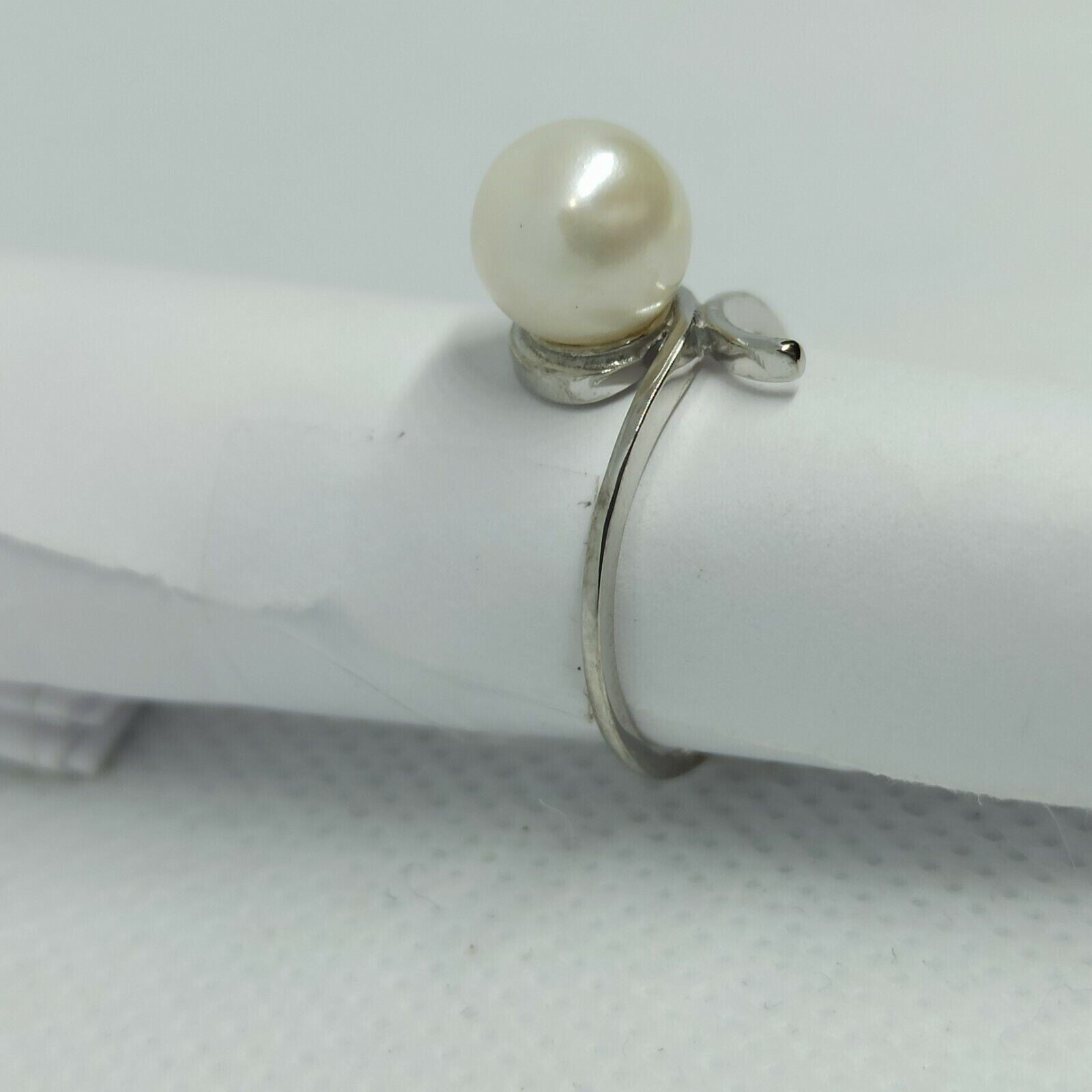 Anello in oro 18 kt  perla naturale d'acqua dolce 8-8/5 mm.