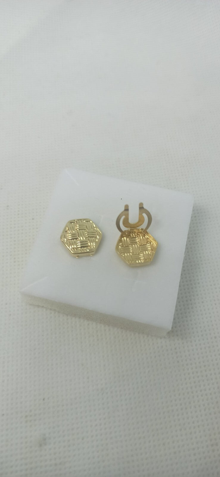 Copribottone Per Camicia Forma Esagonale  In Oro Giallo 18 Kt Lucido Lavorato.