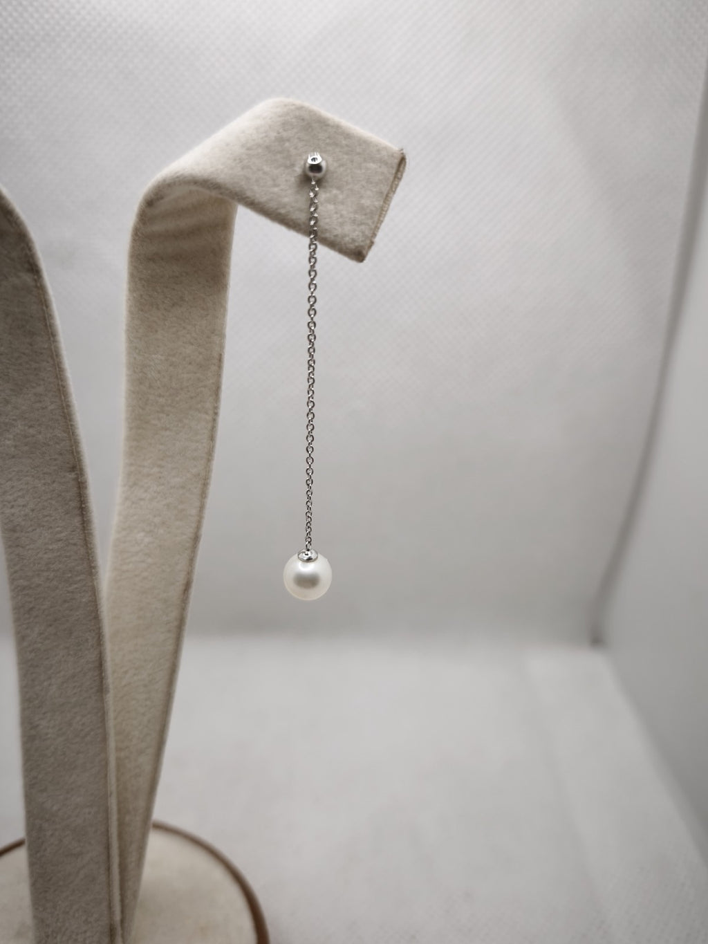 Orecchino Pendente 5,5 Cm in oro 18 kt  perla naturale d'acqua dolce 7-7/5 mm.