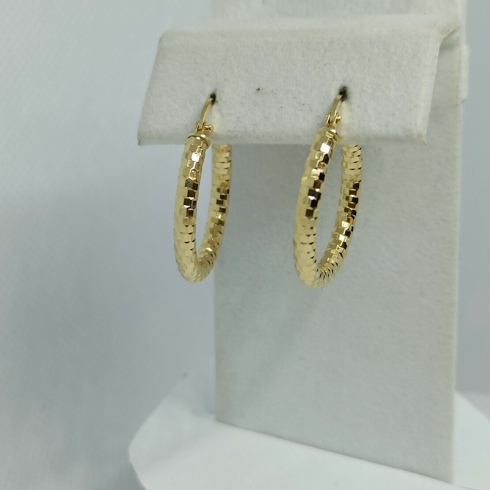 Orecchini cerchi oro giallo 18 kt  con incisioni molto luminoso diametro 21 mm