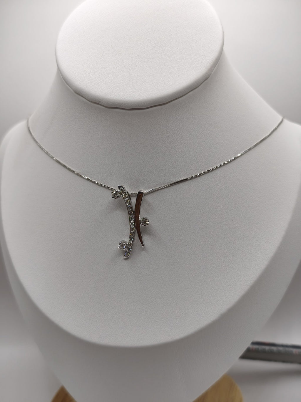 Collana Trilogy  oro bianco 18 Kt Impreziosita con altri 13 Diamanti più piccoli