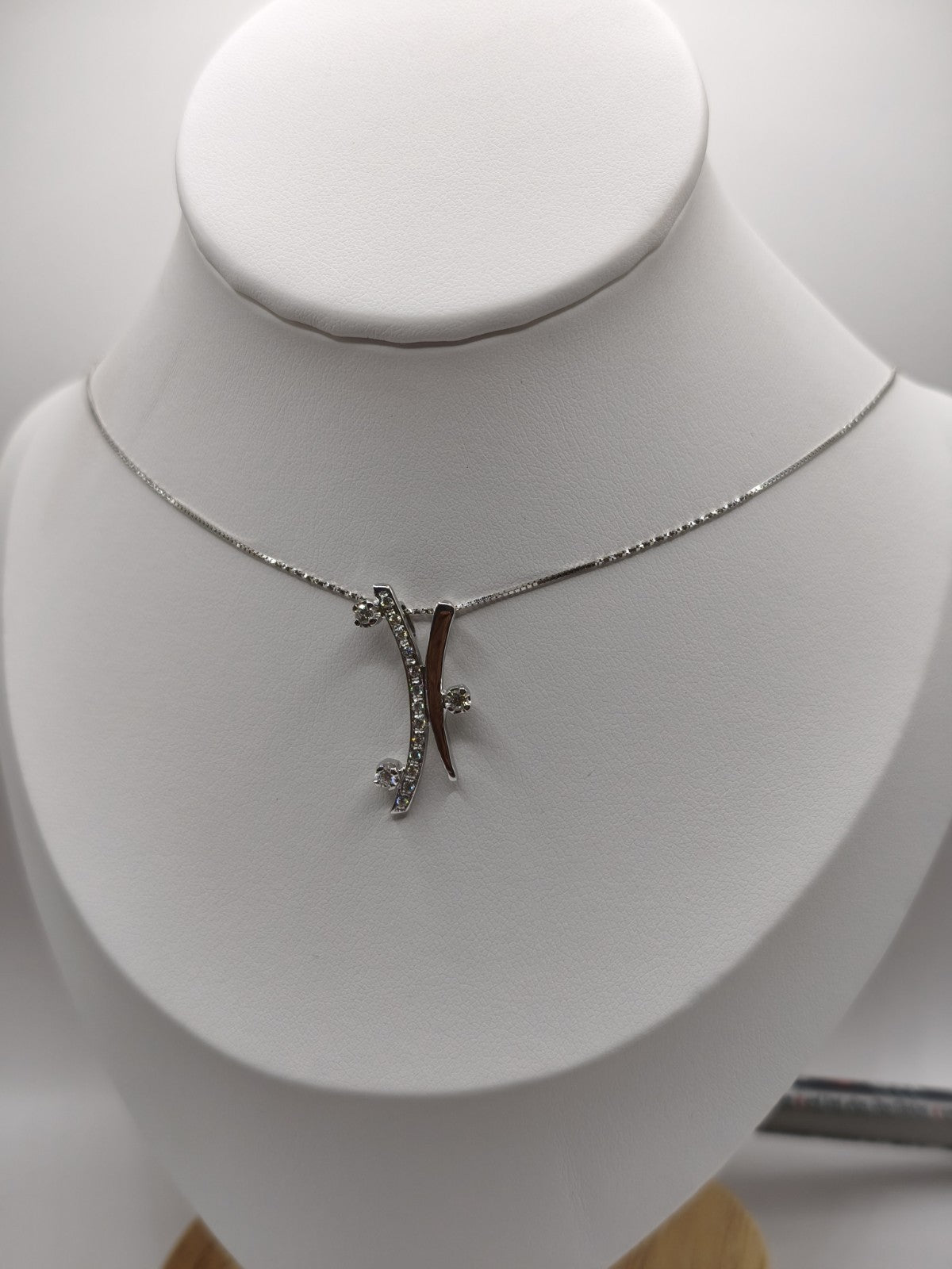 Collana Trilogy  oro bianco 18 Kt Impreziosita con altri 13 Diamanti più piccoli