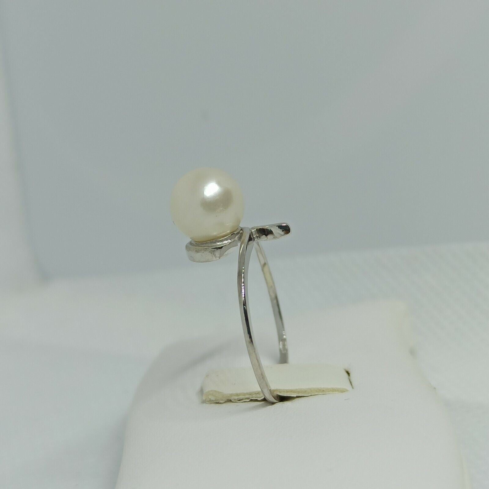 Anello in oro 18 kt  perla naturale d'acqua dolce 8-8/5 mm.