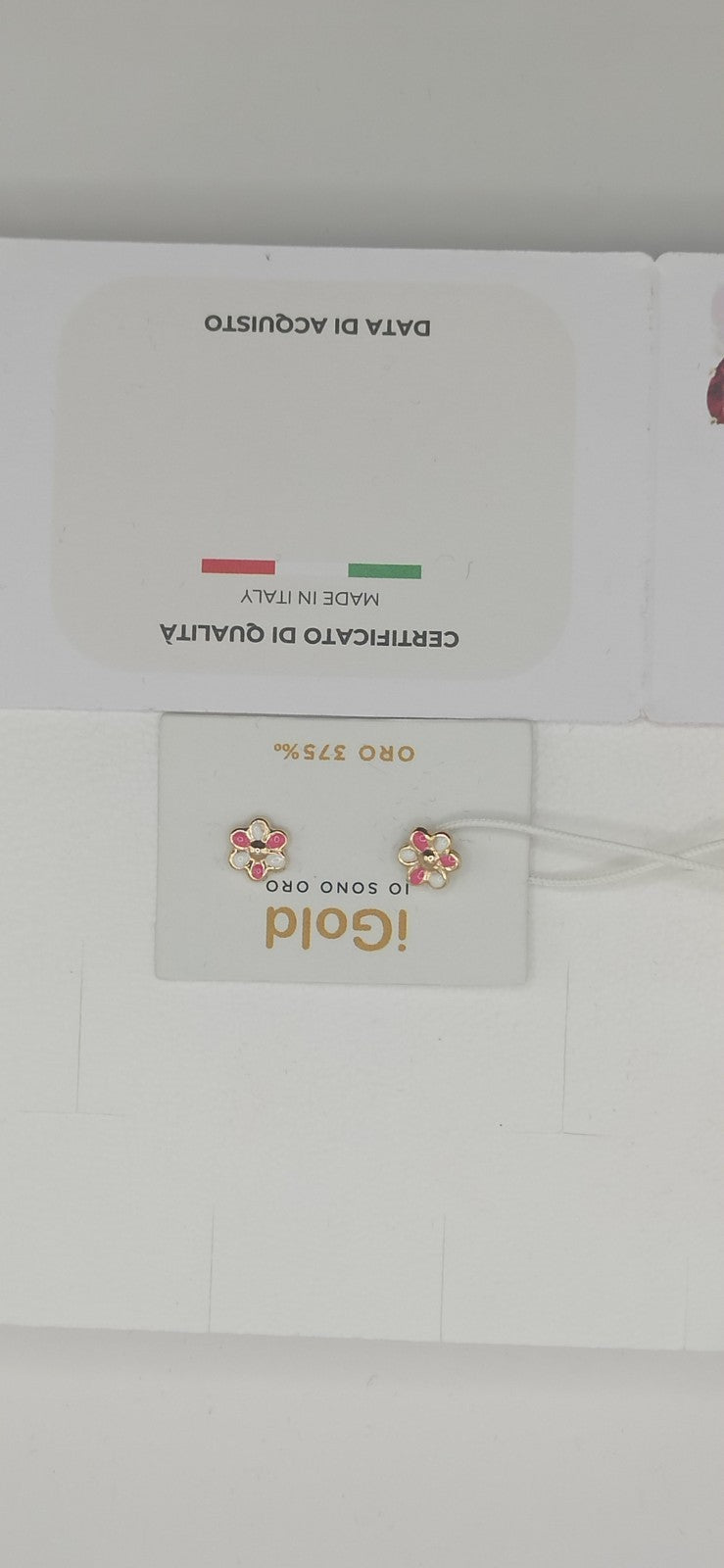 Orecchini in oro giallo lucido  9 kt con fiori e smalti bianchi e rosa.