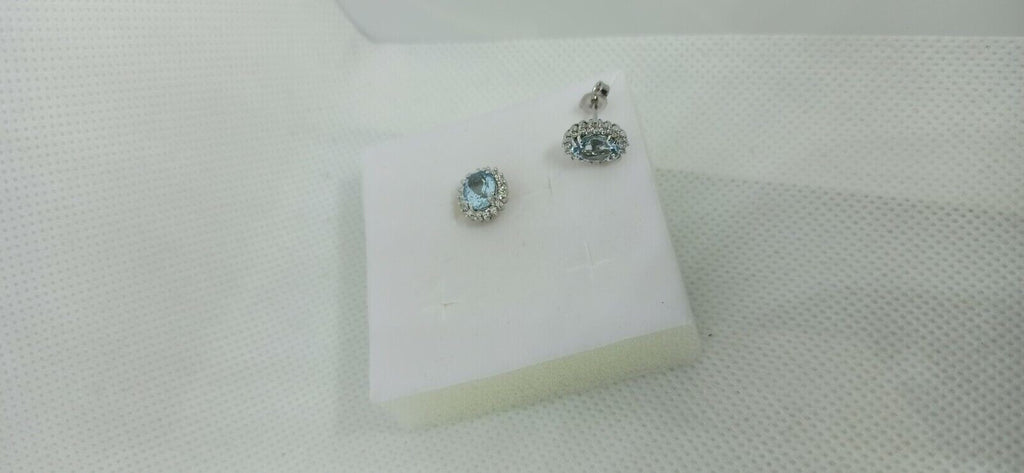 Orecchini in oro bianco 18 kt con acquamarina ovale contornata da diamanti .