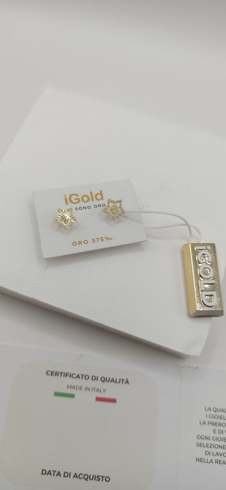 Orecchini in oro giallo 9 kt lucido ed inciso modello stella