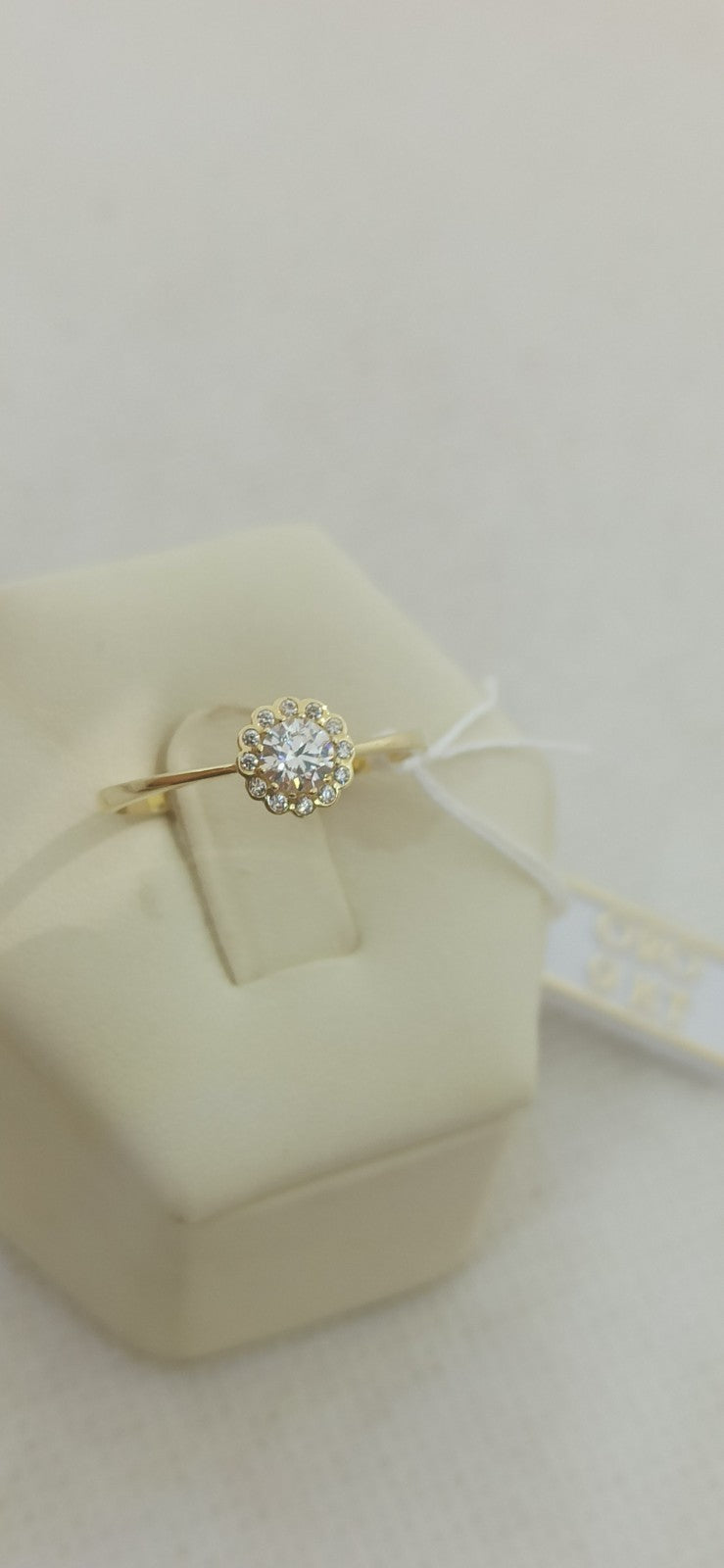 Anello solitario  in oro giallo 9  kt con zirconi.