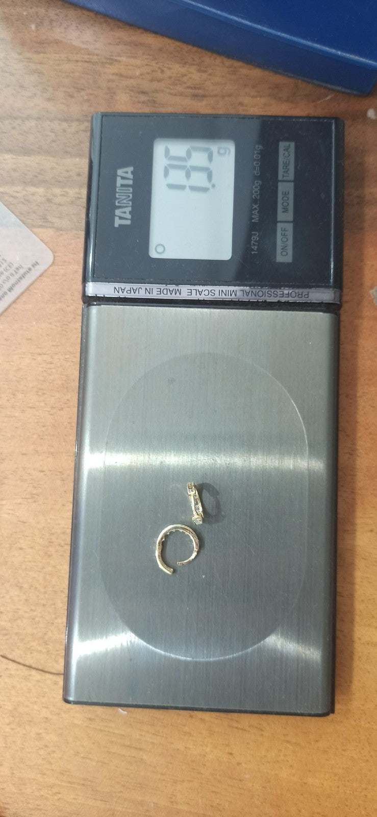 Orecchini cerchi in  oro giallo 18 kt lucido e zirconi bianchi .