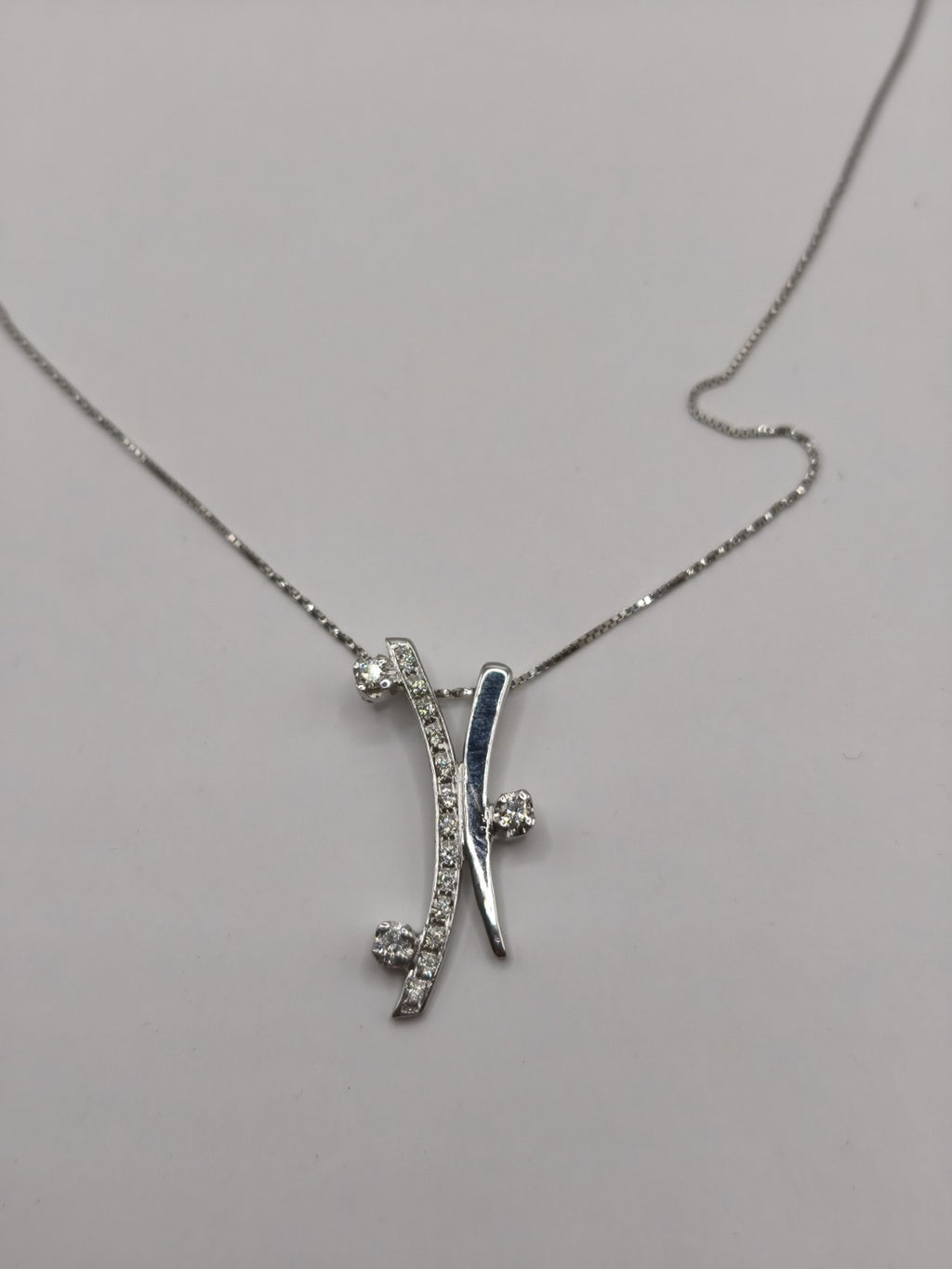 Collana Trilogy  oro bianco 18 Kt Impreziosita con altri 13 Diamanti più piccoli