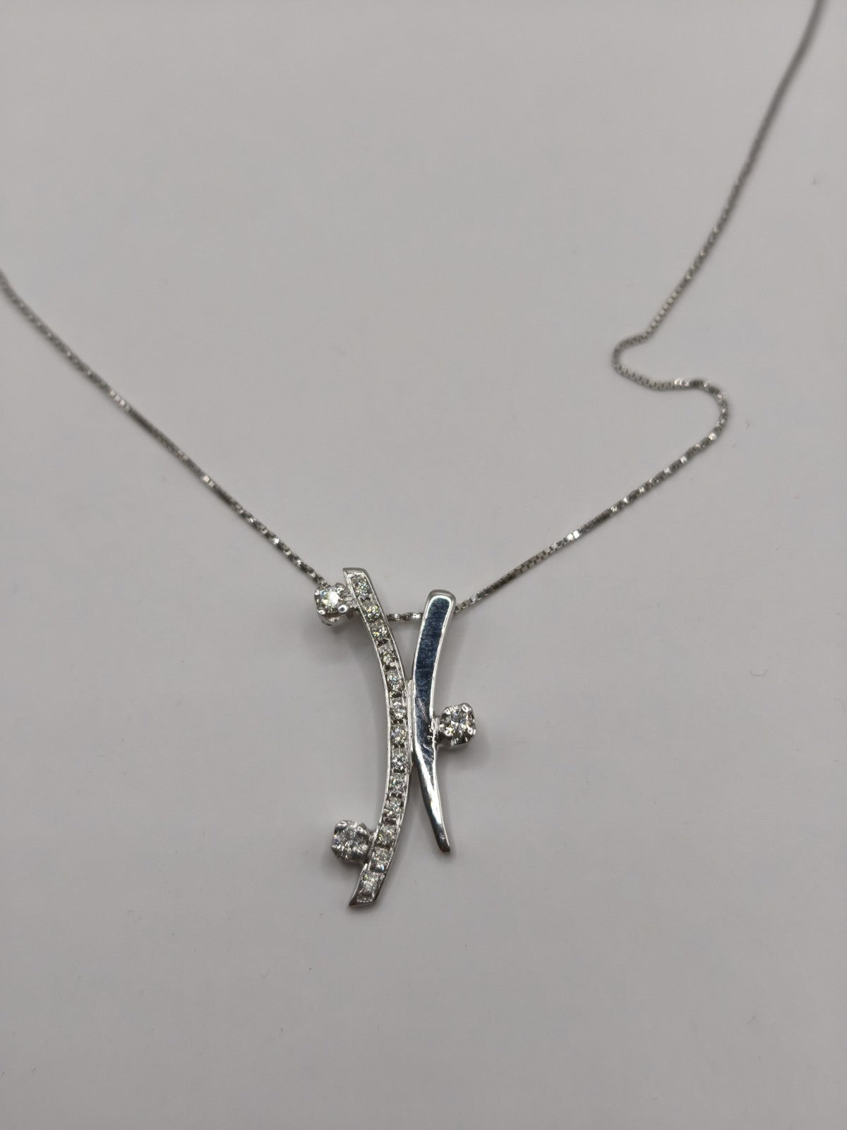 Collana Trilogy  oro bianco 18 Kt Impreziosita con altri 13 Diamanti più piccoli