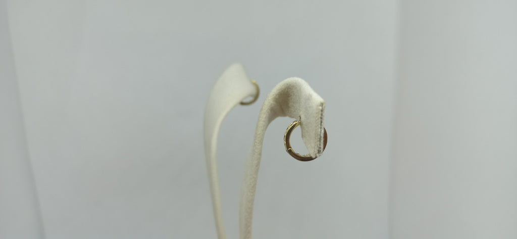 Orecchini cerchi in  oro giallo 18 kt lucido e zirconi bianchi .