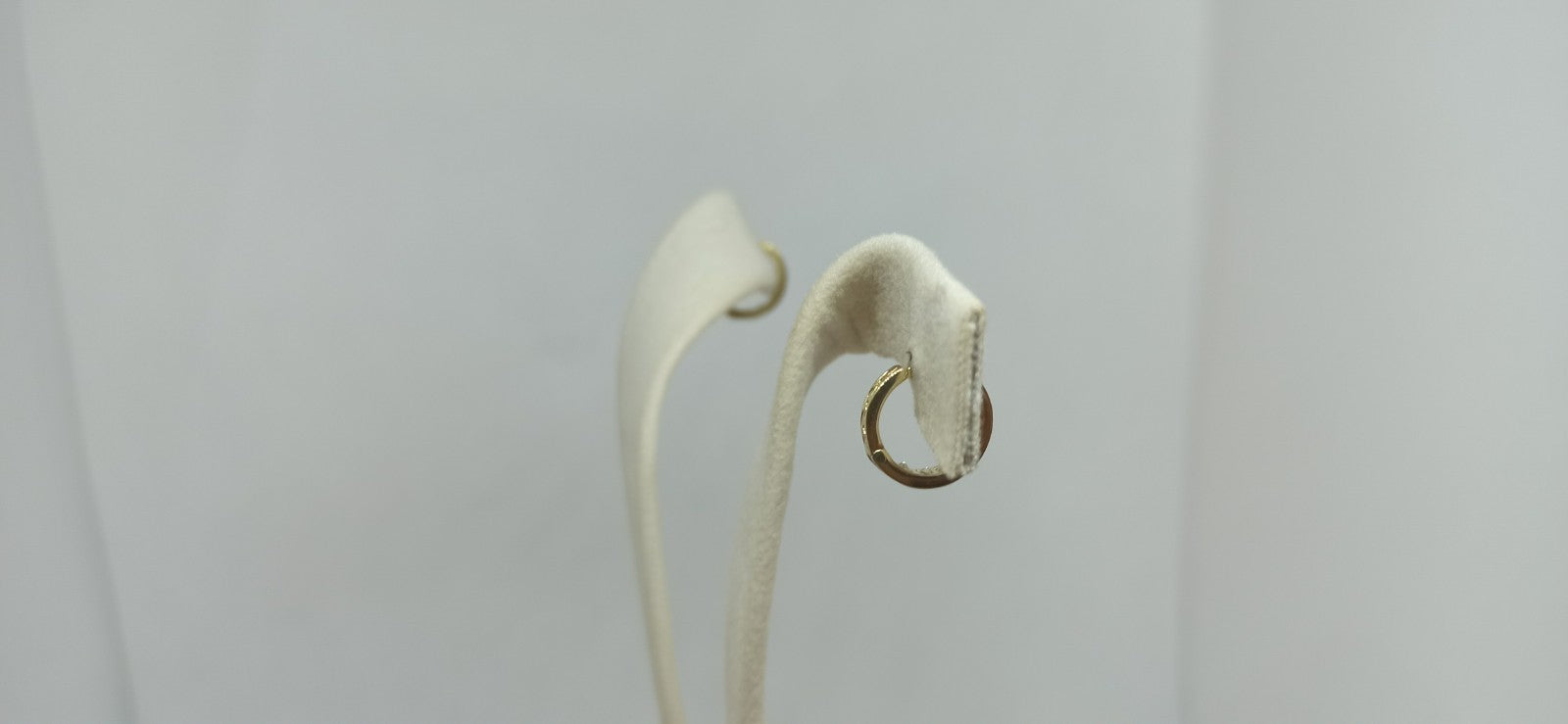 Orecchini cerchi in  oro giallo 18 kt lucido e zirconi bianchi .