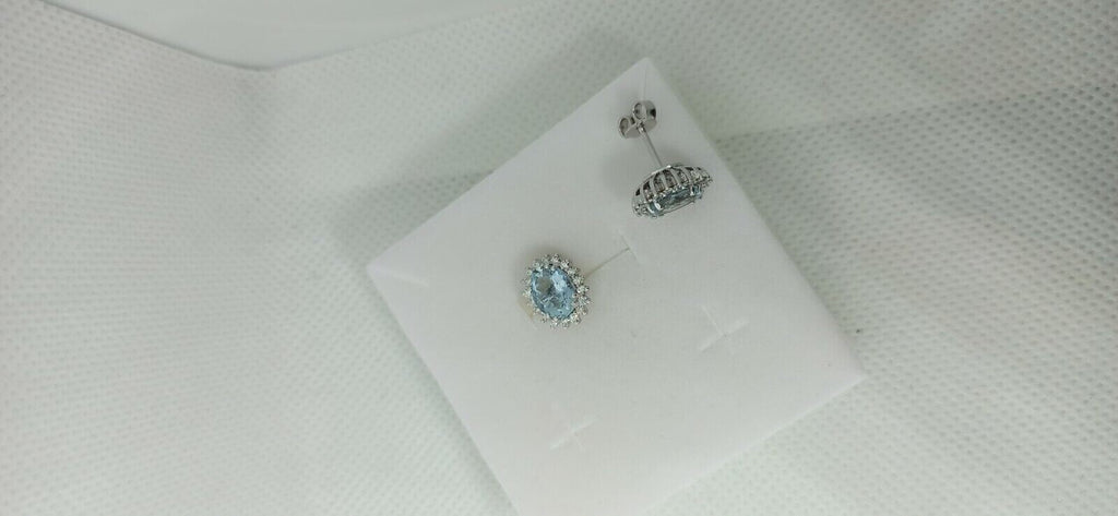 Orecchini in oro bianco 18 kt con acquamarina ovale contornata da diamanti .