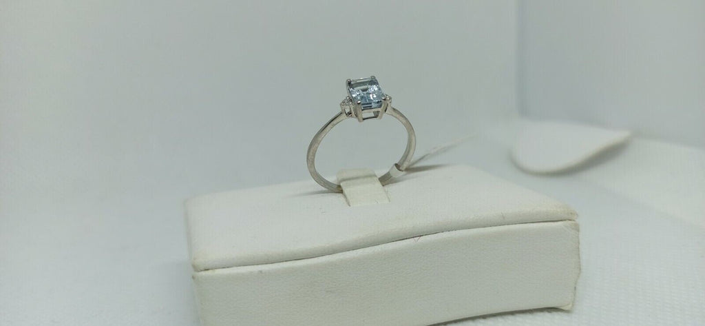 Anello in oro bianco 18 kt con acquamarina rettangolare con due diamanti.