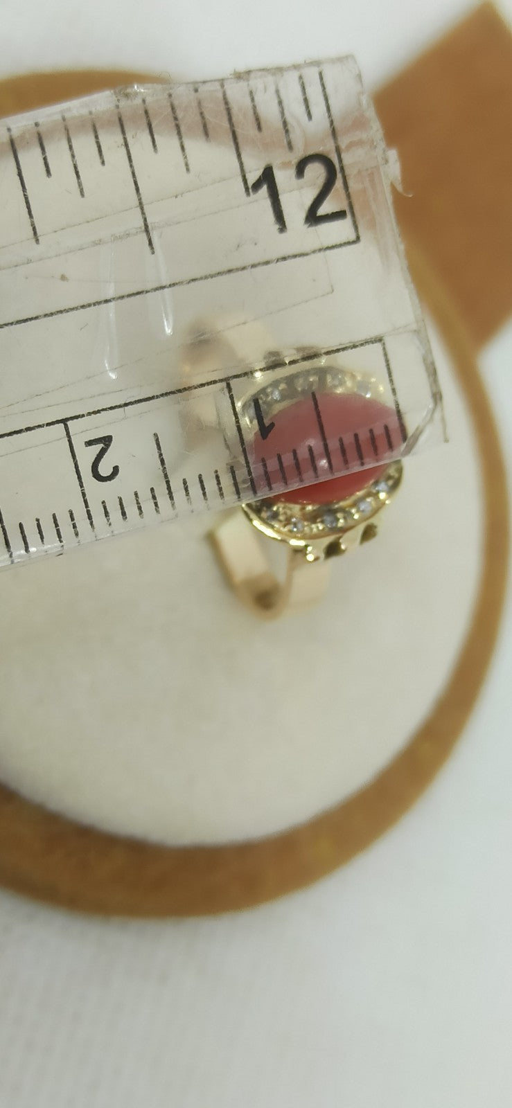 Anello da donna oro giallo 18 kt con corallo rosso del mediterraneo e diamanti .