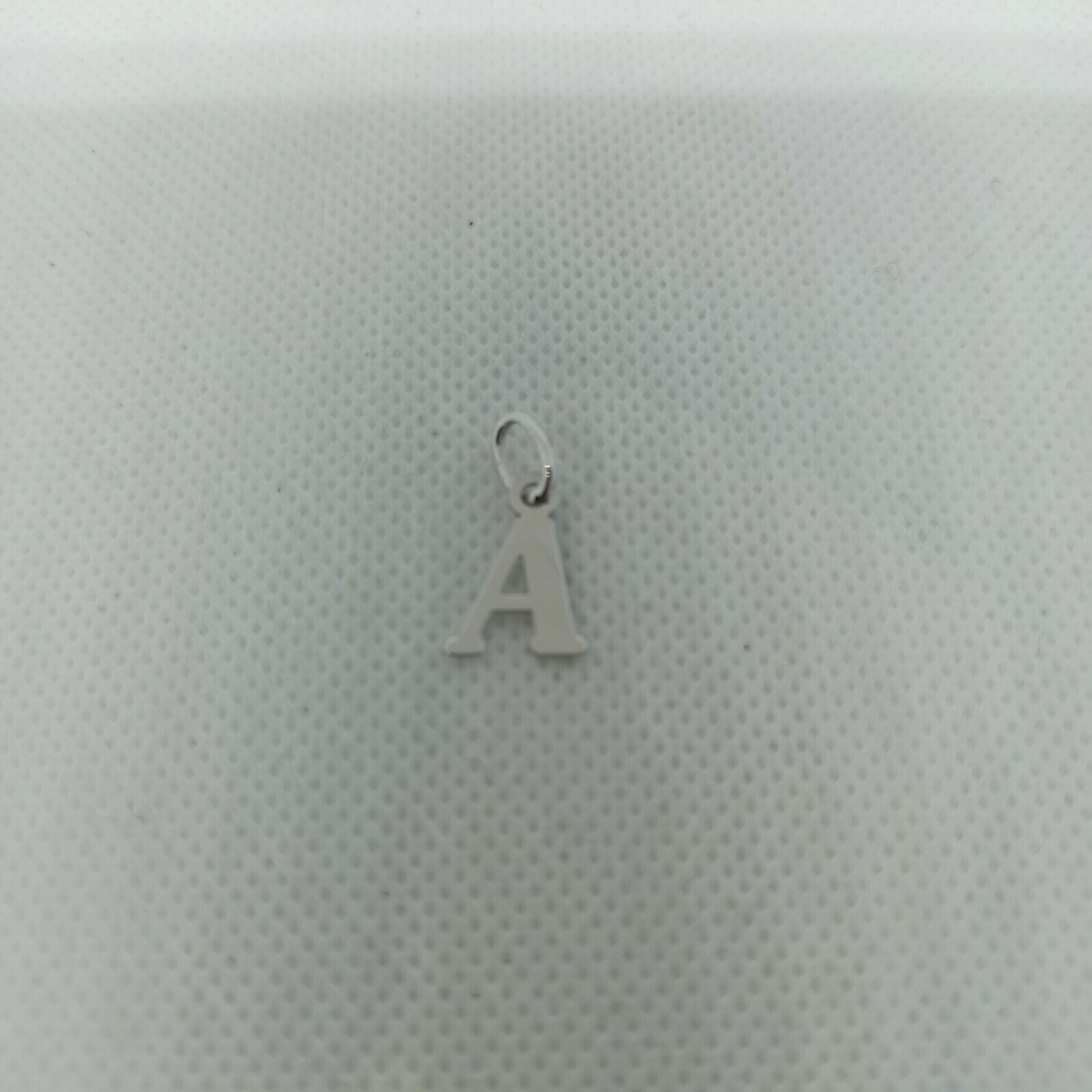 Lettera A iniziale carattere stampatello pendente ciondolo in oro bianco 18 kt.