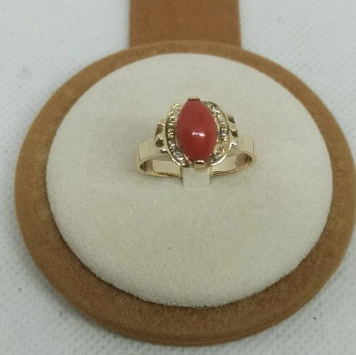 Anello da donna oro giallo 18 kt con corallo rosso del mediterraneo e diamanti .