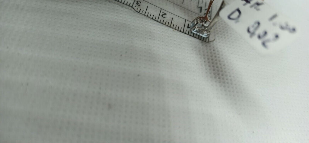 Anello in oro bianco 18 kt con acquamarina rettangolare con due diamanti.