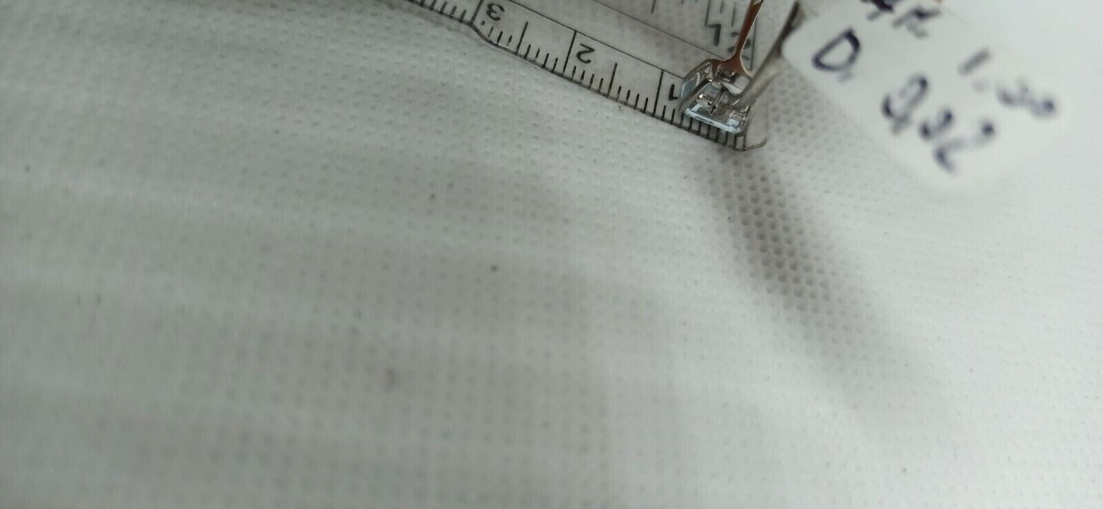 Anello in oro bianco 18 kt con acquamarina rettangolare con due diamanti.