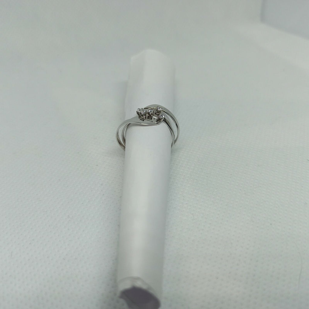 Anello ondulato moderno in oro bianco 18 kt con zirconi.