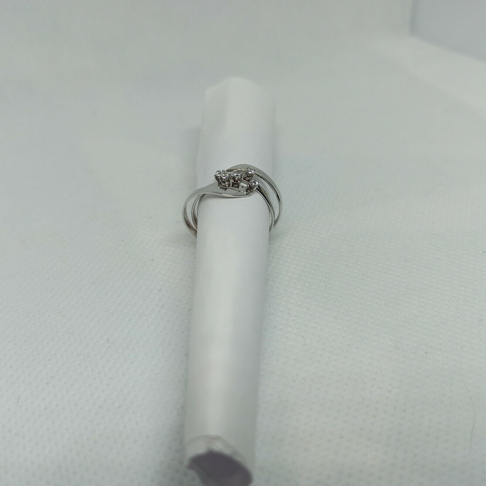 Anello ondulato moderno in oro bianco 18 kt con zirconi.